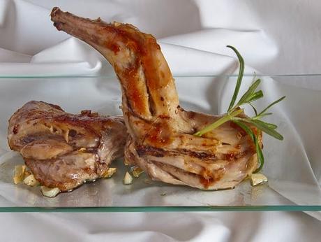 Paletillas de conejo al ajillo