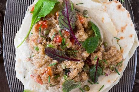 PAN CHATO CON PURÉ DE BERENJENAS Y TABULE DE AMARANTO