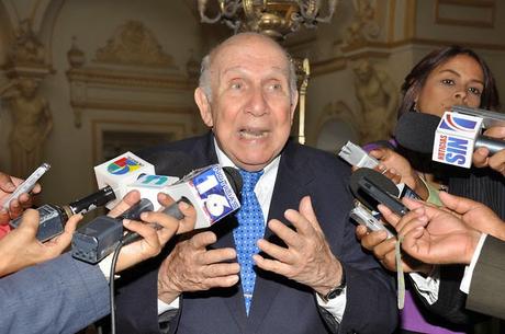 Se van los Vincho del Gobierno y muchos aplauden.