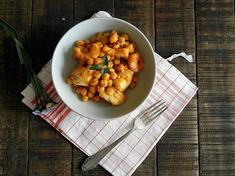 Garbanzos salteados con rape y gambas