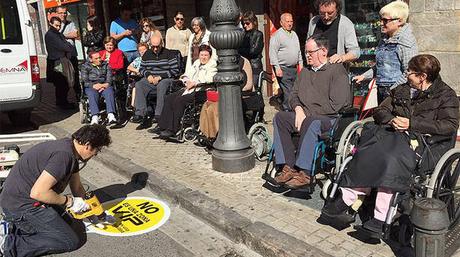 Colocación de una pegatina para sensibilizar sobre el buen uso de aparcamientos para discapacitados.