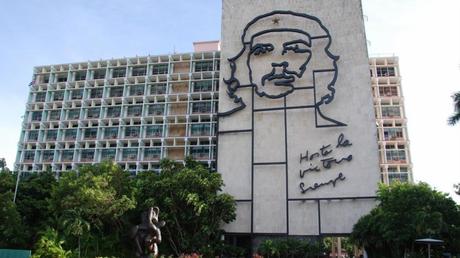 Una investigación afirma que Fidel Castro dejó morir al Che