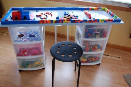 Small&Lowcost 7 Ideas para organizar habitaciones infantiles 28-lego-desk