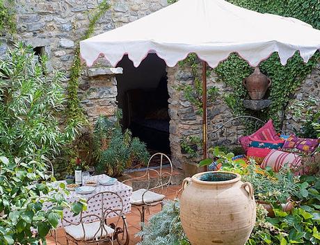 Una casa de campo, en el sur de Francia, con piezas de mercadillo