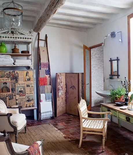 Una casa de campo, en el sur de Francia, con piezas de mercadillo