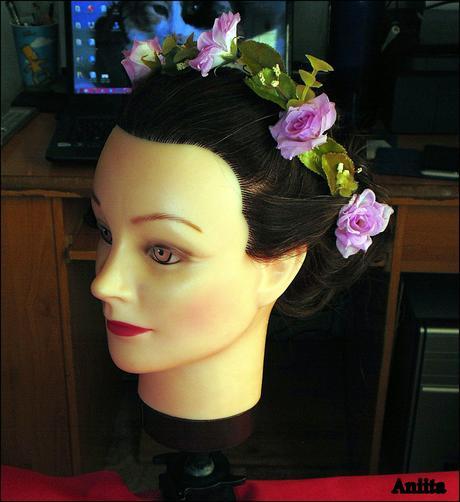 Recogido Con Corona De Flores.