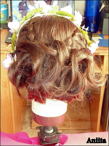 Recogido Con Corona De Flores.