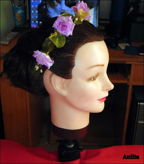 Recogido Con Corona De Flores.