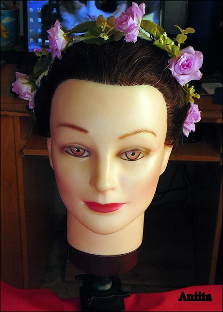 Recogido Con Corona De Flores.