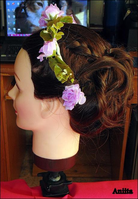 Recogido Con Corona De Flores.