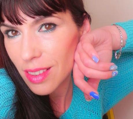 Busca tu pantone: Azules (look y manicura)