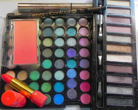 Busca tu pantone: Azules (look y manicura)