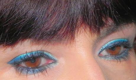 Busca tu pantone: Azules (look y manicura)