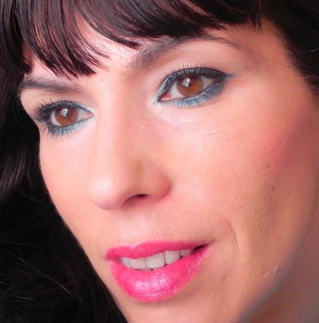 Busca tu pantone: Azules (look y manicura)