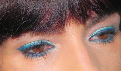 Busca tu pantone: Azules (look y manicura)