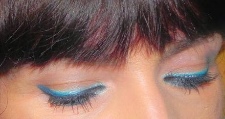 Busca tu pantone: Azules (look y manicura)