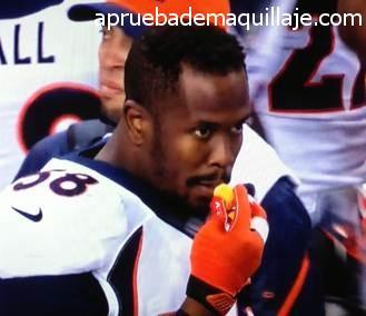 Von Miller usando Eos Lip Balm