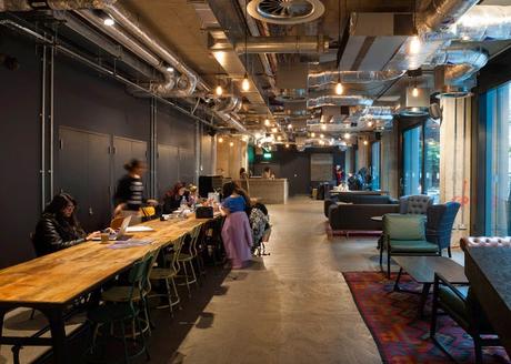 Residencia juvenil en Londres diseñada para disfrutar de las estancias comunes.