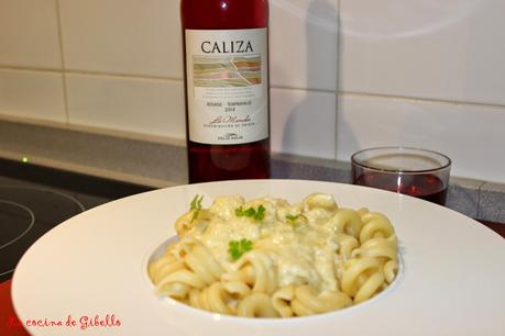 Maridaje de Trottole en salsa Alfredo con vino rosado Caliza