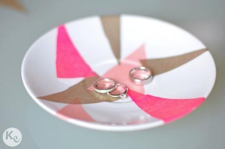 DIY #185. Un plato para anillos reciclado/ A recycled ring dish DIY. Dish ring. Reuse an old dish and decorate it with tissue paper
