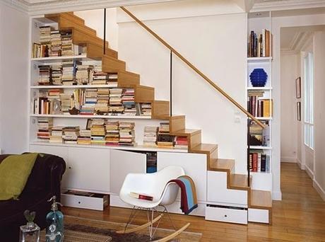 Estanterías bajo las escaleras; Decoideas para tener más espacio de almacenamiento.