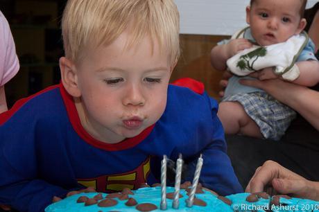 Bebé soplando velas