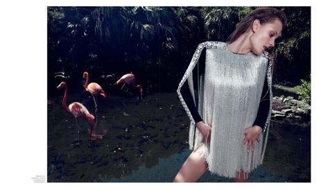 Constance Jablonski está lista para la playa para Harper's Bazaar