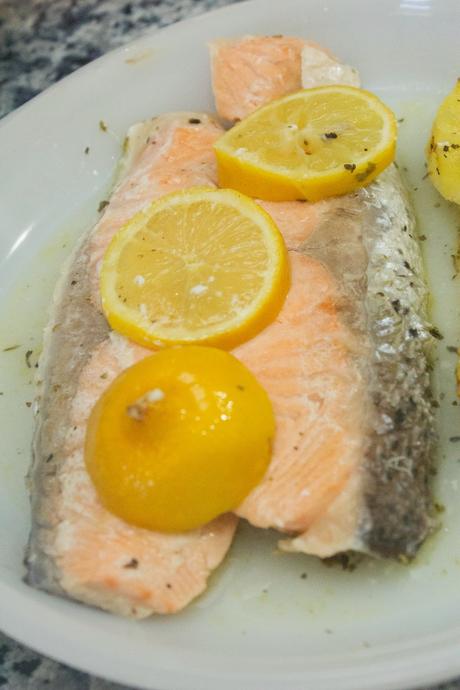 Salmón con piña al limón con albariño.