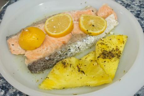 Salmón con piña al limón con albariño.