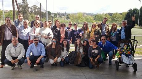 El Atlético Perines Juvenil celebró su salvación en Pontevedra, con la super reportera Ana de testigo