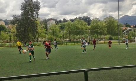 El Atlético Perines Juvenil celebró su salvación en Pontevedra, con la super reportera Ana de testigo