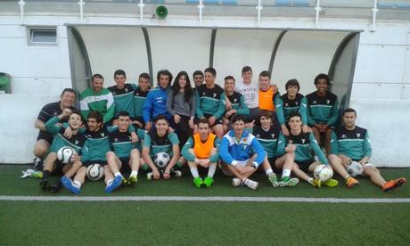 El Atlético Perines Juvenil celebró su salvación en Pontevedra, con la super reportera Ana de testigo