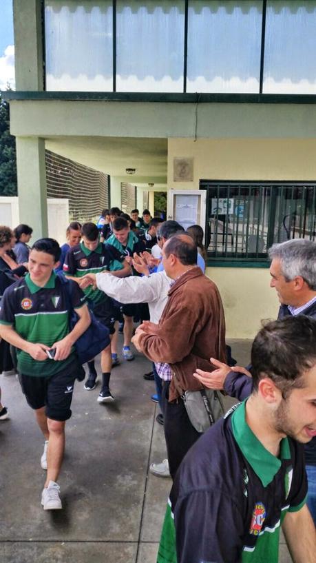 El Atlético Perines Juvenil celebró su salvación en Pontevedra, con la super reportera Ana de testigo