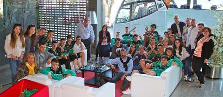 El Atlético Perines Juvenil celebró su salvación en Pontevedra, con la super reportera Ana de testigo