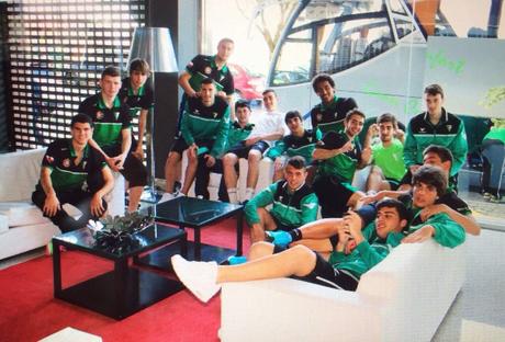 El Atlético Perines Juvenil celebró su salvación en Pontevedra, con la super reportera Ana de testigo