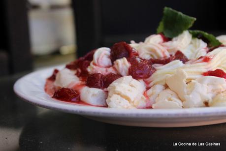 Pavlova con Fresas y Mousse de Chocolate Blanco