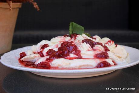 Pavlova con Fresas y Mousse de Chocolate Blanco