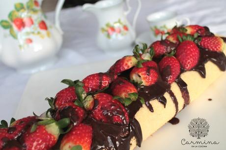 BRAZO DE NATA CON FRESAS Y CHOCOAOVE BRAZO DE NATA CON FRESAS Y CHOCOAOVE