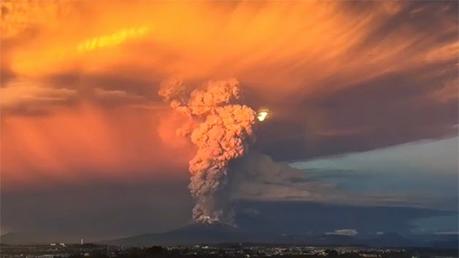 Volcán Cabulco explosiona; Chile declara estado excepción.