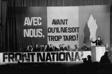 5 de octubre de 1972 Jean Marie Le Pen, en el centro de la imagen, es elegido presidente del ¨Frente Nacional por la unidad francesa