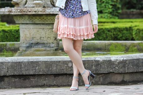 falda_rosa_volantes-sandalias_azul_zara-blog_bilbao
