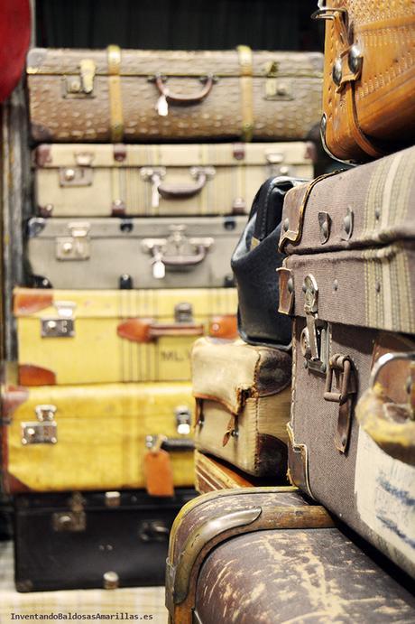 Maletas antiguas apiladas