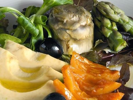 Ensalada de aguacate, nísperos y verduras de temporada