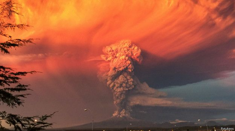 Vulcanología: Alerta roja en Chile por la sorpresiva erupción del volcán Calbuco.