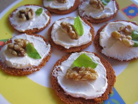 CANAPES CON PAUL AND PIPPA COOKIES