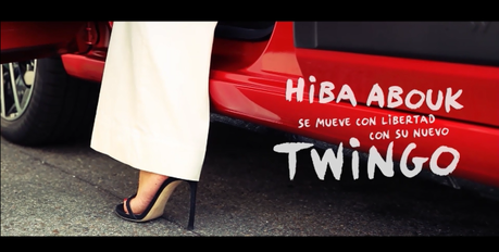 Hiba Abouk recorre la ciudad con Twingo