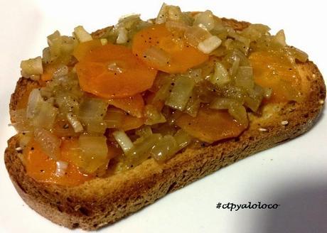Tostada de 9 cereales boquerones confitados y zanahoria