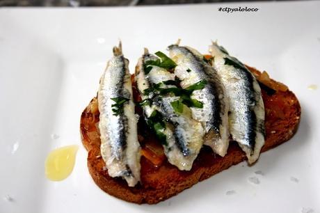 Tostada de 9 cereales boquerones confitados y zanahoria