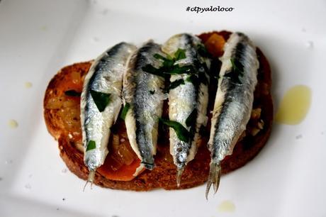 Tostada de 9 cereales boquerones confitados y zanahoria