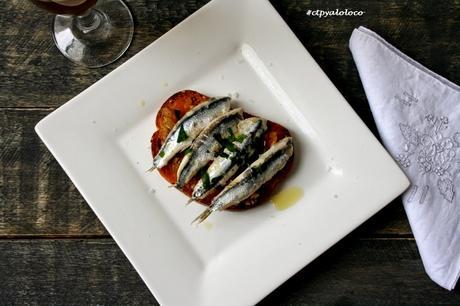 Tostada de 9 cereales boquerones confitados y zanahoria